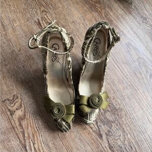 Carlos Santana Olive and Beige Patterned Heels